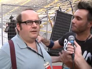 Nek - 01 - Intervista con Red Ronnie prima del Concerto per L'Emilia a Bologna, 2/06/2012