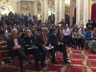 Hollande tells Suu Kyi France will back Myanmar transition