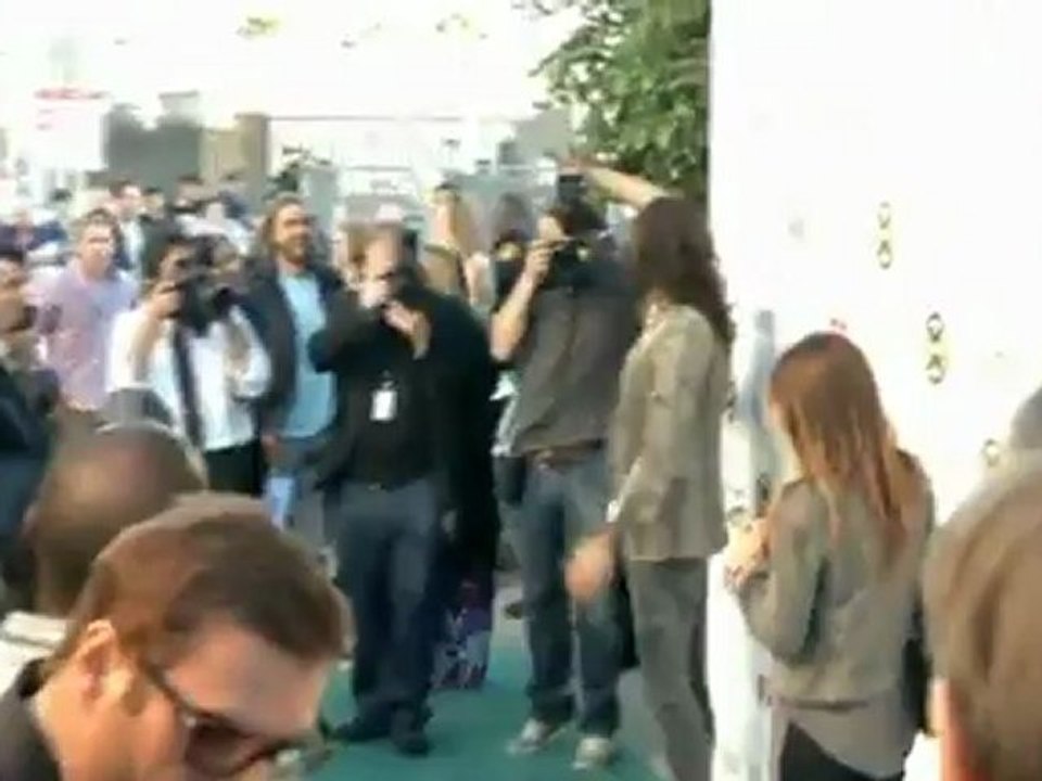 Charlie Sheen readies return to TV with "Anger Management"