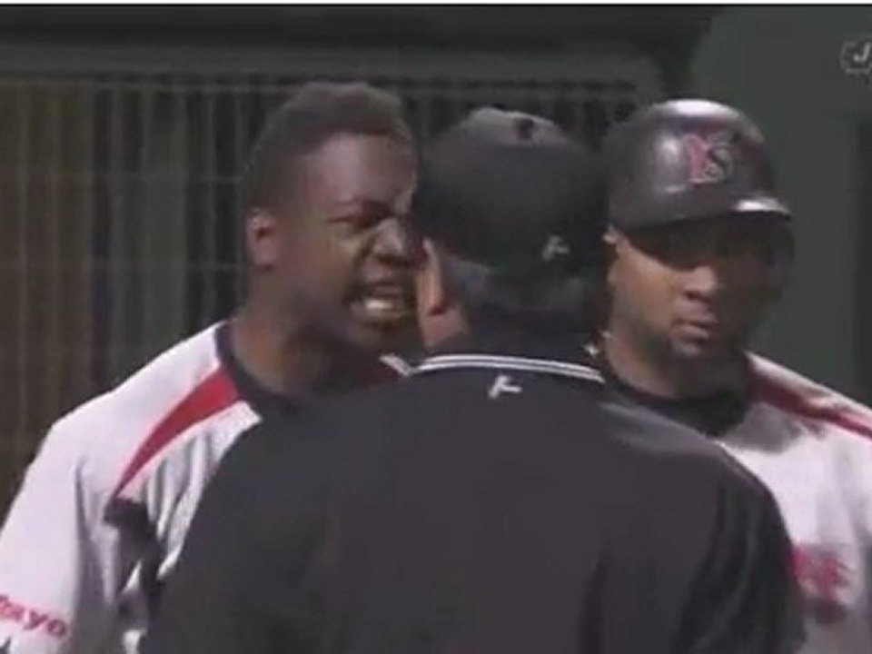 見逃し三振の判定をめぐって　ミレッジ、暴言により退場処分 2012年5月8日