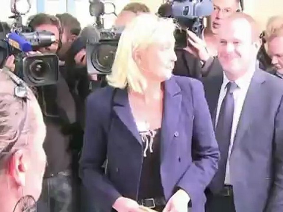 Législatives 2012 : Marine Le Pen à Hénin-Beaumont, "c'est une belle journée"