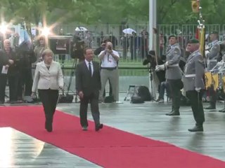 Hollande un peu chancelant devant Merkel