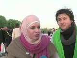 Des manifestants à Paris contre le régime syrien