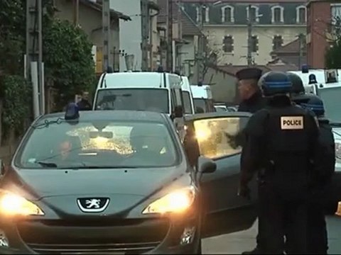 Les forces de l'ordre devant l'immeuble où le suspect s'est retranché