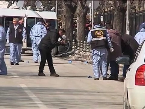 Les enquêteurs sur le lieu de l'explosion