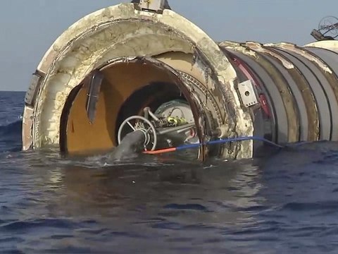 [STS-133] SRB Recovery
