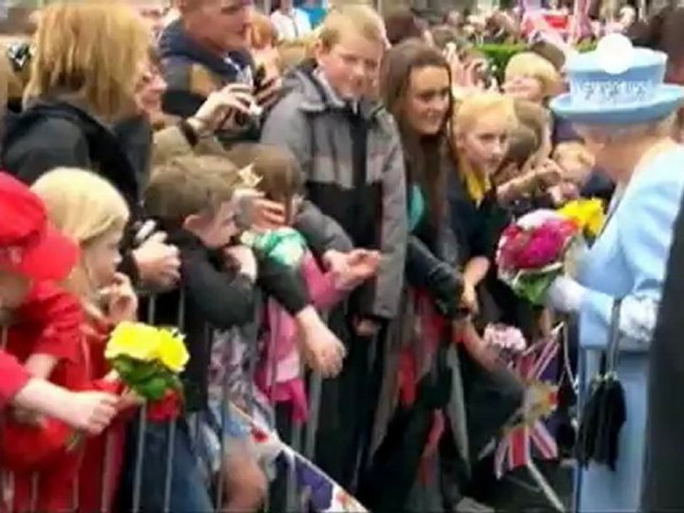 Gesture of peace - Queen and ex-IRA leader shake hands