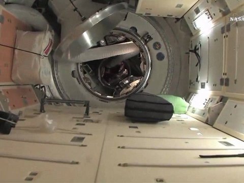 [ISS] Crew Routinely Checkout Soyuz Capsule