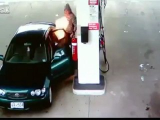 Allumer son briquet à la pompe... et le regretter