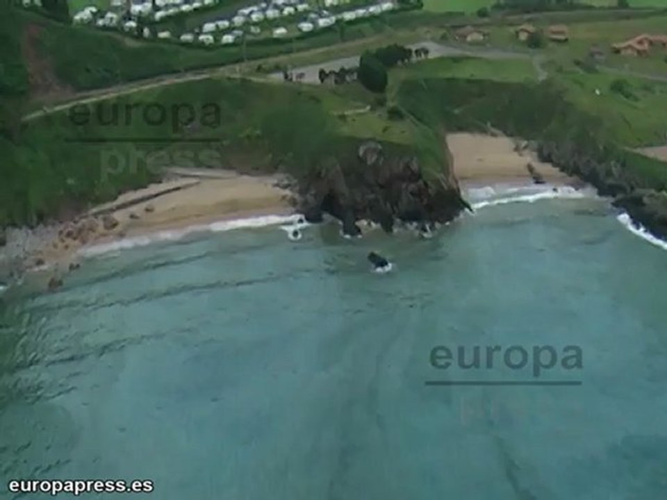 Limpian las playas tras el vertido en Asturias