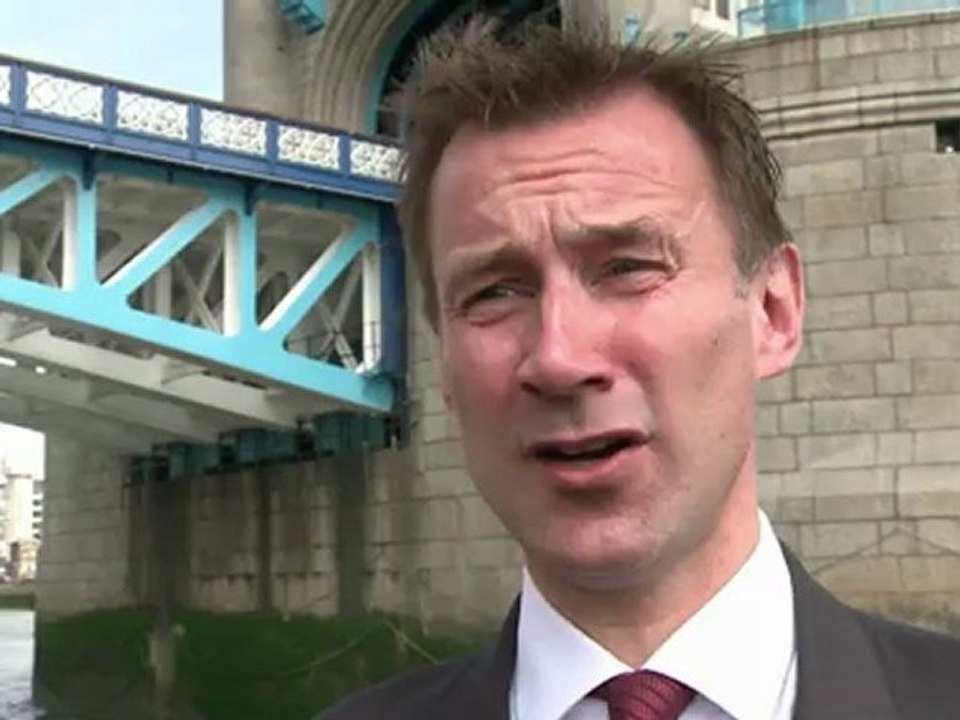 Les anneaux olympiques dévoilés sur Tower Bridge à Londres