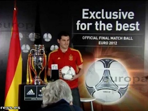 Iker Casillas sorprende a Sara Carbonero