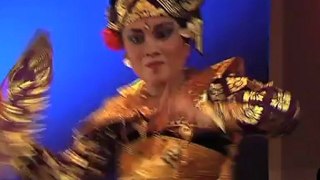 10 years Muziekpublique | Made Agus Wardana (gamelan) & Ni Wayan Yuadiani (dance):  Trunajaya Dance
