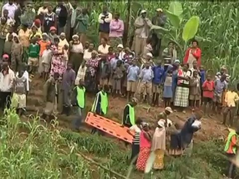 euronewsru - Оползни в Уганде найдены тела 30 человек [H.264 360p]