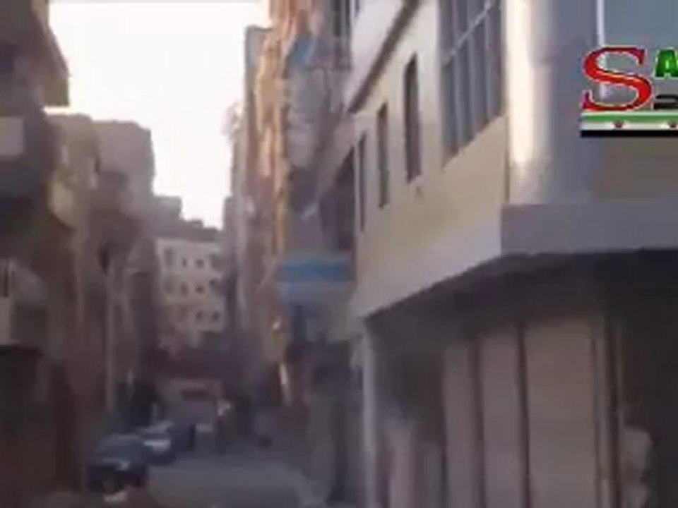 Syria فري برس ديرالزور الجيش الحر يحاول إخلاء الشهداء بكل طاقته  والقناصين يستهدفونهم 26 6 2012 Deirezzor