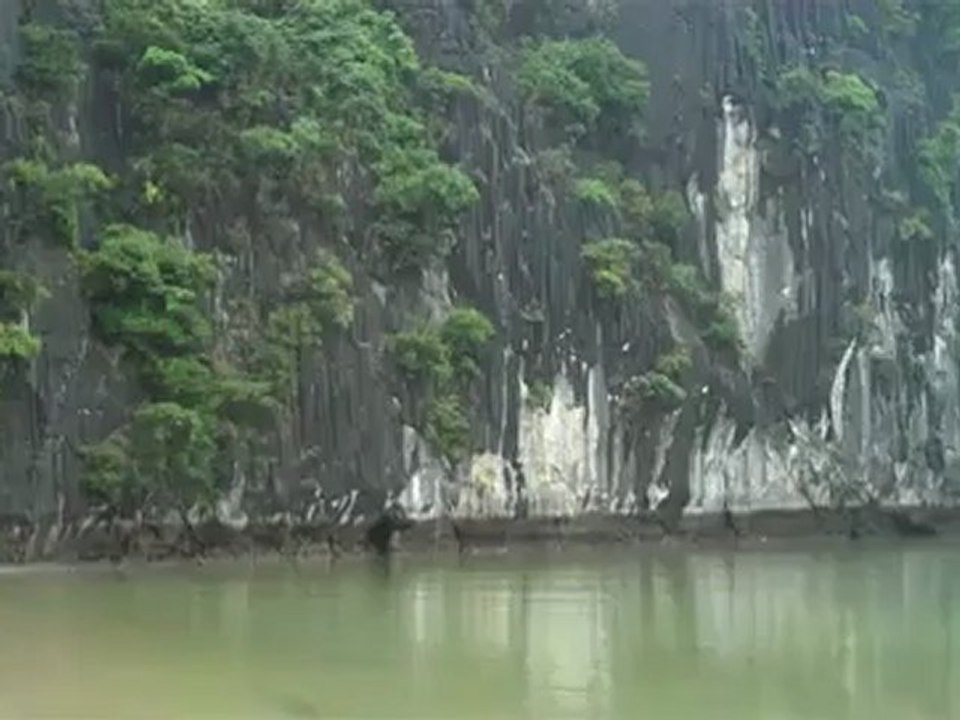 Kayaking in Halong bay