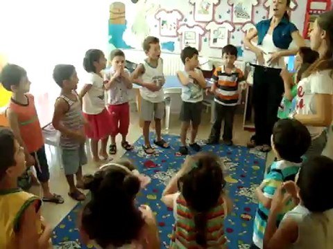 GÖKÇE ÖĞRETMEN VE ÇİLEKLER SINIFI İPLİ KUKLA ORFF ÇALIŞMASI