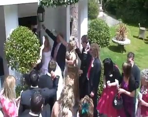 Avózinha entorna vinho sobre a noiva à saída da igreja