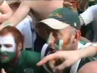 Adeptos irlandeses fazem "cantada" a uma polícia polaca
