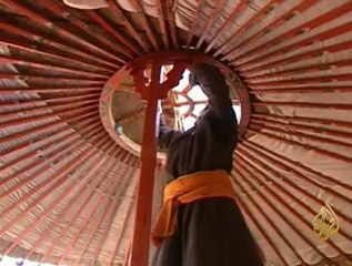 مراحل بناء خيام بدو منغوليا الرحل