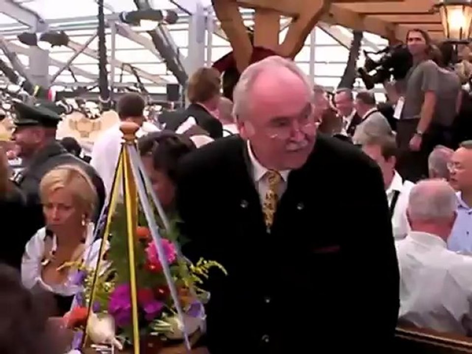 Oktoberfest 2009 - Anstich durch OB Ude mit 2 Schlägen. O'Zapft is