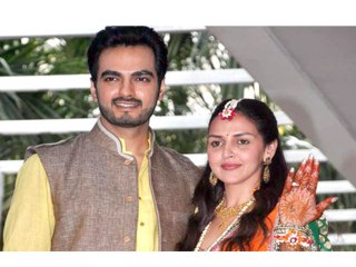 Gorgeous Esha Deol's Grand Mehendi Ceremony - Bollywood News
