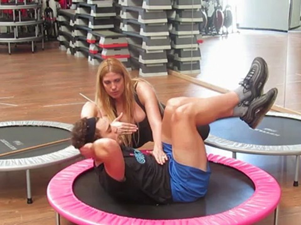 Monya fitness girovita e addominali sul trampolino elastico palestra ALBESE FITNESS CENTER