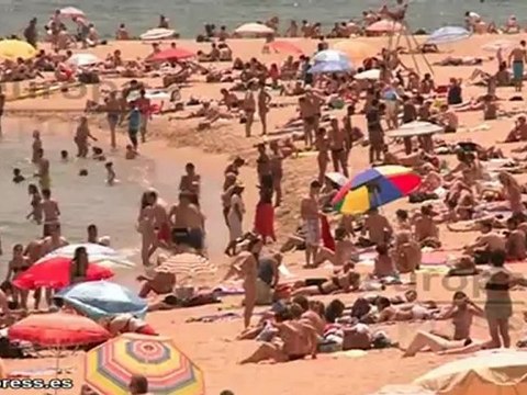 Las playas de Barcelona llenas con la ola de calor