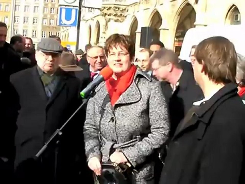 Aschermittwoch 2010: Geldbeutel waschen im Fischbrunnen München