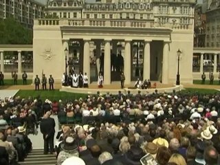 Queen unveils WW2 bomber memorial