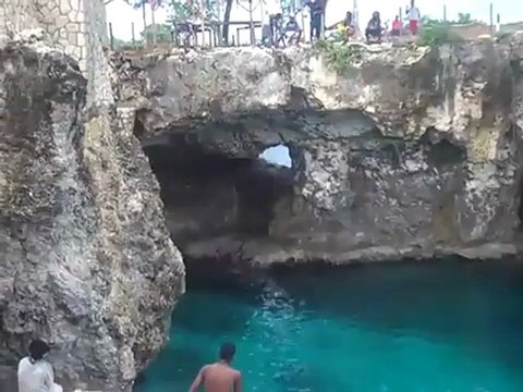 TravelByjen.com At Rick's Cafe Cliff Diving in Negril!