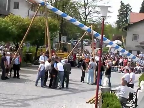 Maibaum aufstellen: Deisenhofen 2010 (Oberhaching bei München)