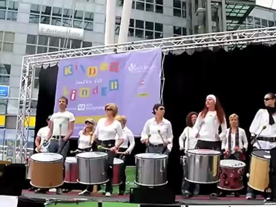 Kinder laufen für Kinder - Aktion auf dem Münchner Flughafen für SOS Kinderdörfer