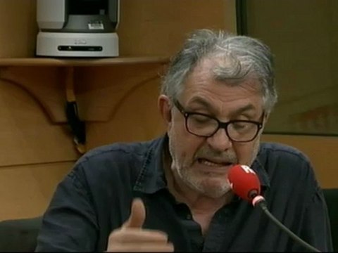 Serge July : Valls veut désensibiliser le sujet de la régularisation des sans-papiers