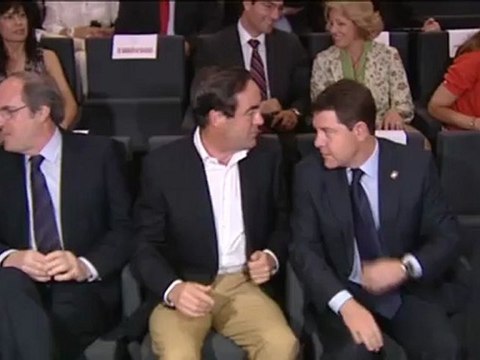 Abucheos a Zapatero en el debate con el Cardenal Cañizares