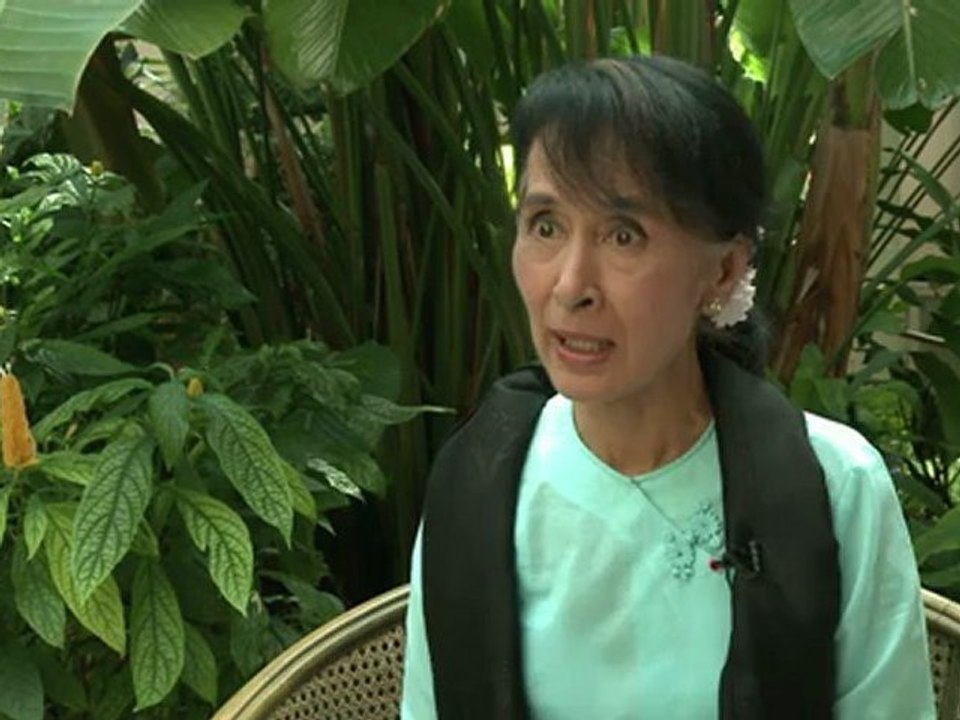 Birmanie: Aung San Suu Kyi "prête" au pouvoir si son parti l'emporte