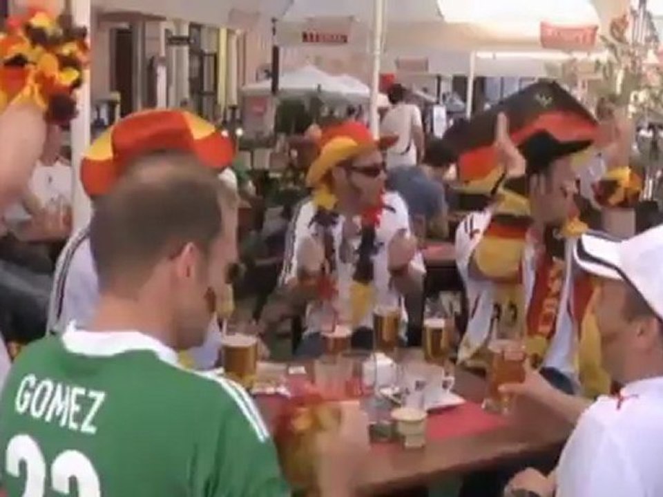 Deutsche Fans singen sich in Warschau warm