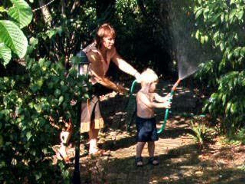 Tom arrose les plantes avec Granny