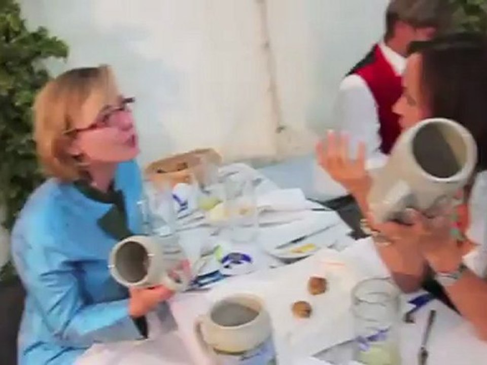 Hofbräuzelt wiesnkrug vorgestellt - mit fliegendem bierfass