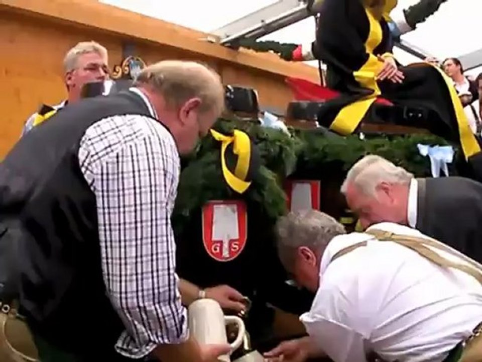 Oktoberfest 2010 - anstich durch ob ude mit 2 schlägen. o'zapft is