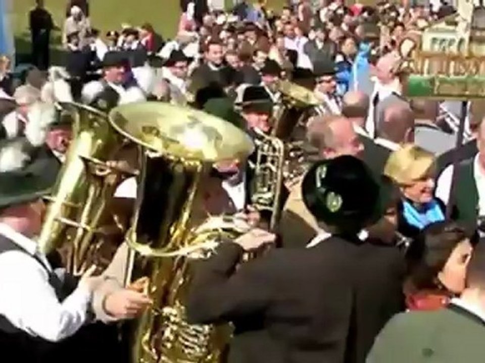 Standkonzert der Wiesnkapellen 2010: OB Christian Ude, Bayernhymne und Ausmarsch