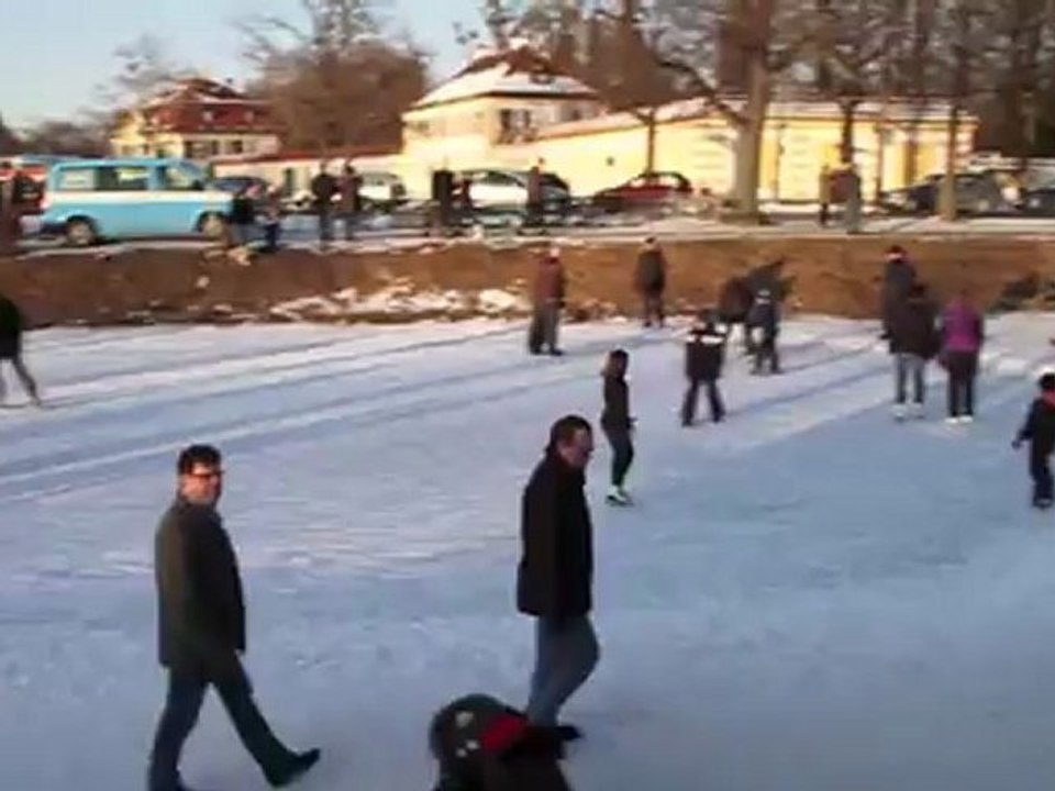 Nymphenburger Kanal - Eislaufen und Eisstocksschiessen München
