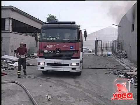 Napoli - Fiamme al campo Rom di via Umberto Maddalena (28.06.12)