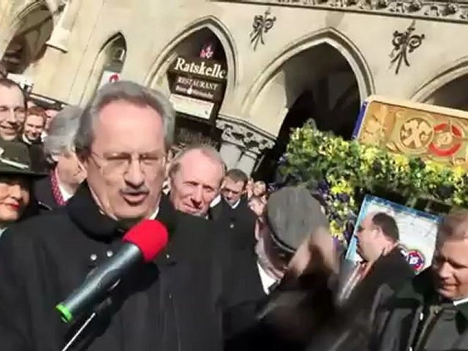 Aschermittwoch 2011: Geldbeutel waschen im Fischbrunnen München