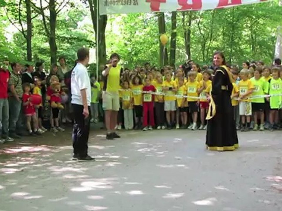 Kinderläufe und Gaudistaffel beim 4. Münchner Kindl Lauf 2011 im Englischen Garten