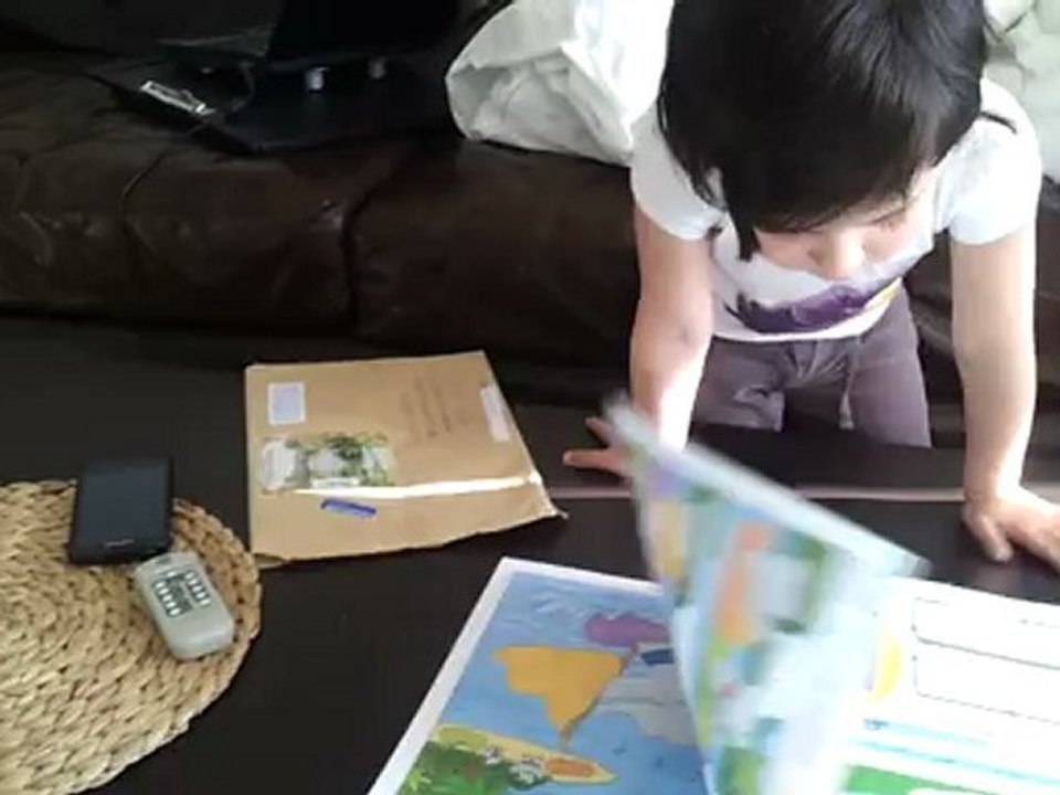 Victoria ouvre un cadeau