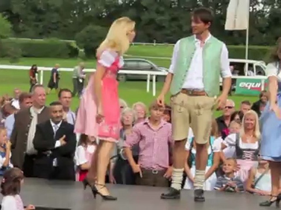 Angermaier Galopp in Tracht 2011 auf der Galopprennbahn Riem