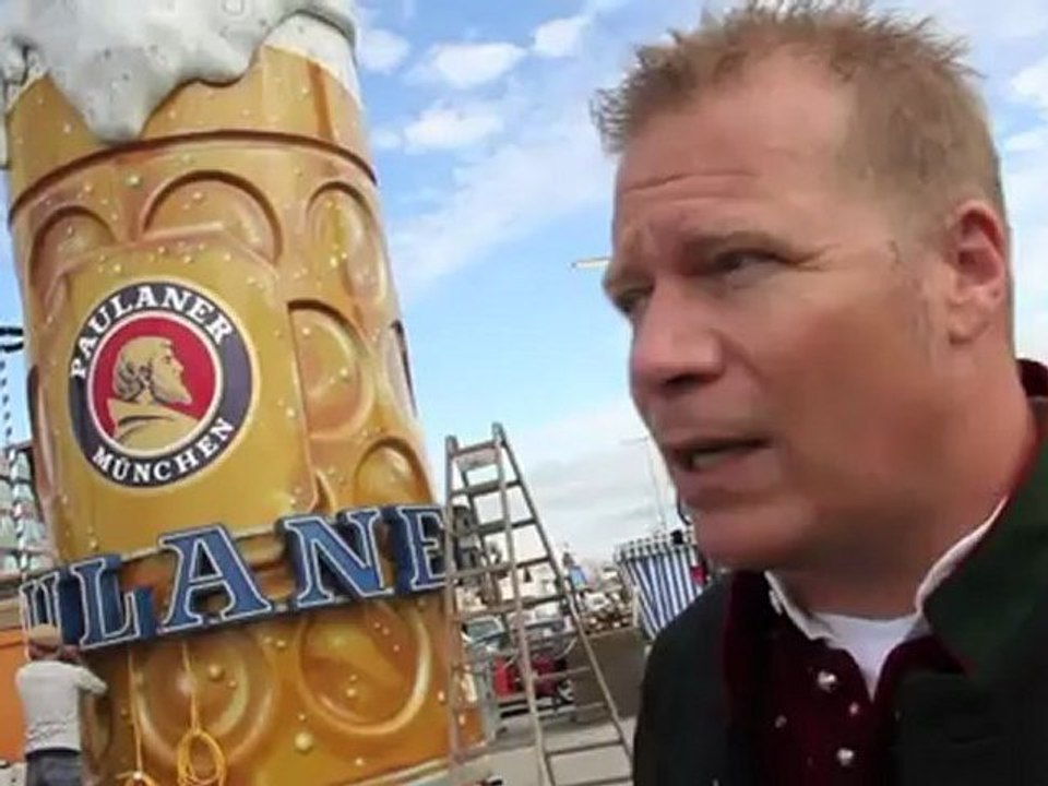 Schräg: flug des paulanerkrug auf den turm des winzerer fähndl oktoberfest