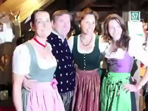 Achtung Dekolleté! Estée Lauder Bewusstsein für Brustkrebs Oktoberfest-Treff bei Käfer