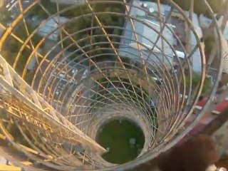 Spider Man grimpe la Tour Shukhovskaya (Russie)